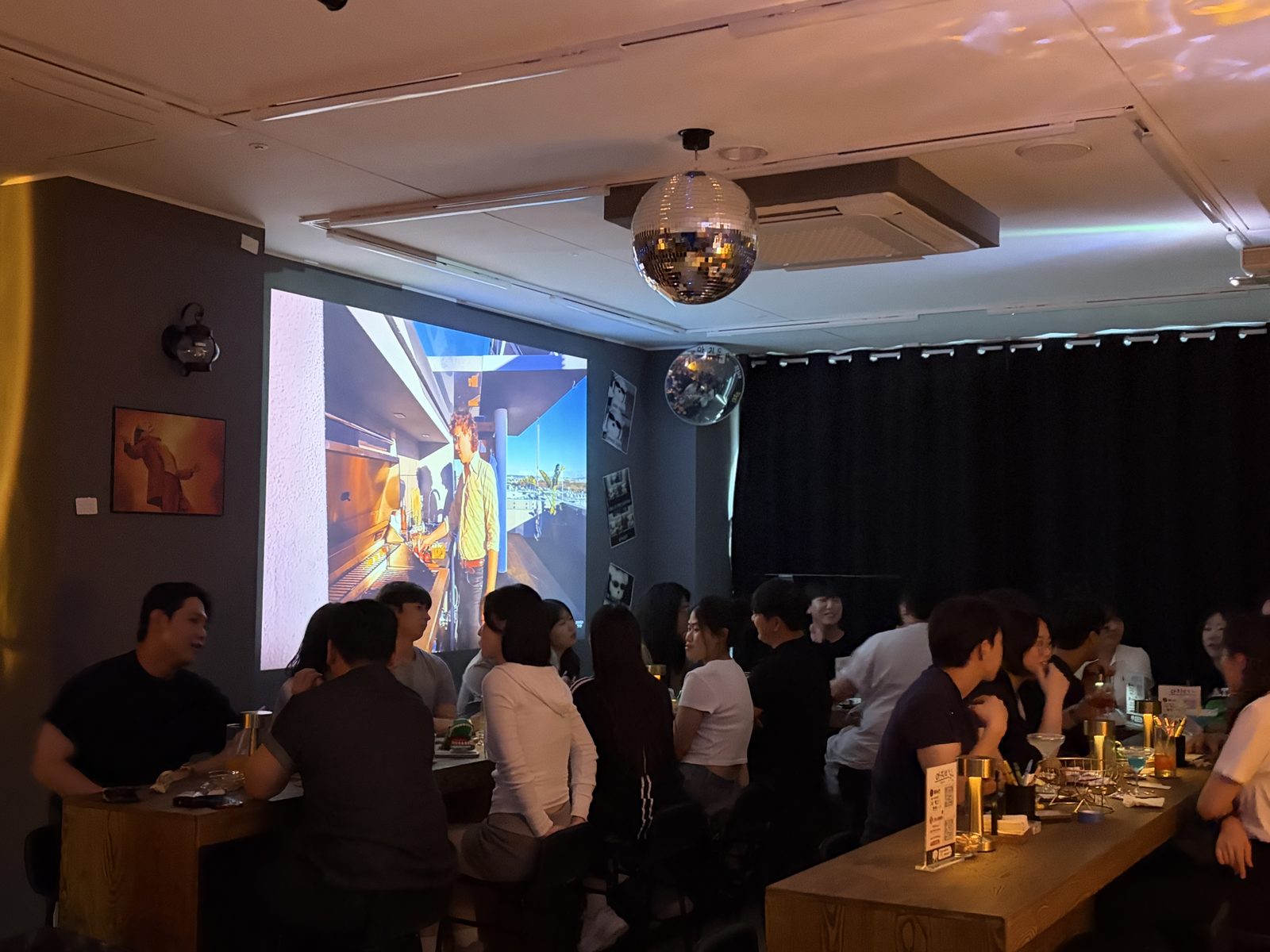 빔프로젝터 앞에서 어울리는 아지트 손님들